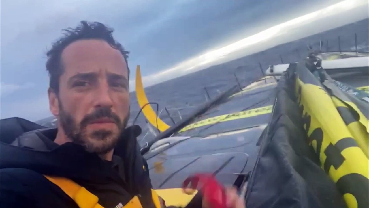 Démâtage de Bureau Vallée - Louis Burton Route du Rhum 2022