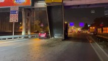 Ataşehir'de hafriyat kamyonunun açılan damperi üst geçide çarptı