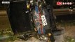 Land Rover豪華休旅自撞2傷1送醫 路燈桿、標誌牌全撞斷(警方提供/翻攝畫面)