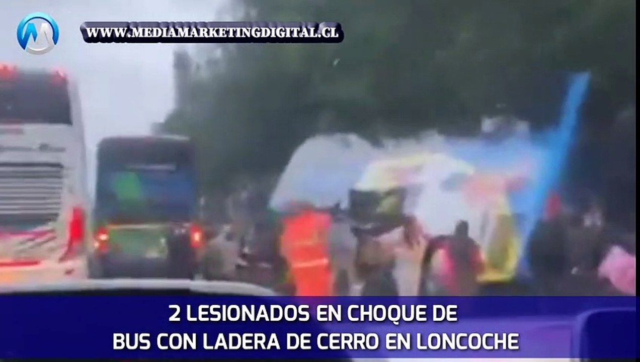 Dos lesionados deja accidente de bus en Ruta 5, altura Loncoche: máquina chocó con ladera de un cerro.