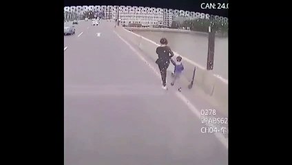Otobüs şoförü, çocuğuyla intihar etmeye çalışan kadını böyle engelledi