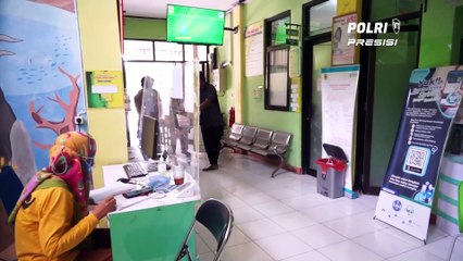 Kapolda Metro Jaya Memberikan Mobil Ambulans Untuk Keperluan Warga