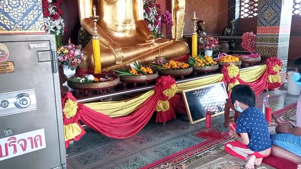 จีโน่ ไหว้พระวัดมหาธาตุ