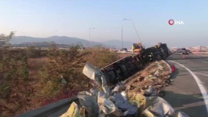 Bursa'da hurda yüklü tır devrildi: 2 ölü