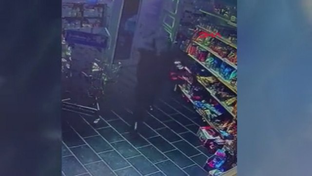 İşlettiği büfeyi soymak isteyenleri silahla kovaladı