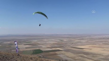 Yamaç paraşütü yapmanın keyfini 76 yaşında çıkardı