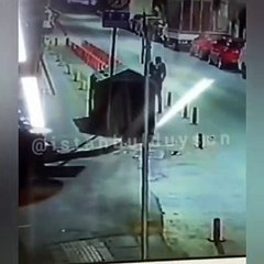 Yolda yürüyen genç neye uğradığını şaşırdı! Saniyeler içinde telefonunu çaldılar