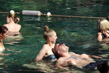 Kilometrelerce yol gelen turistler Kleopatara'da şifa arıyor