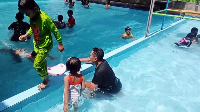 Berenang di kolam renang temboro wates