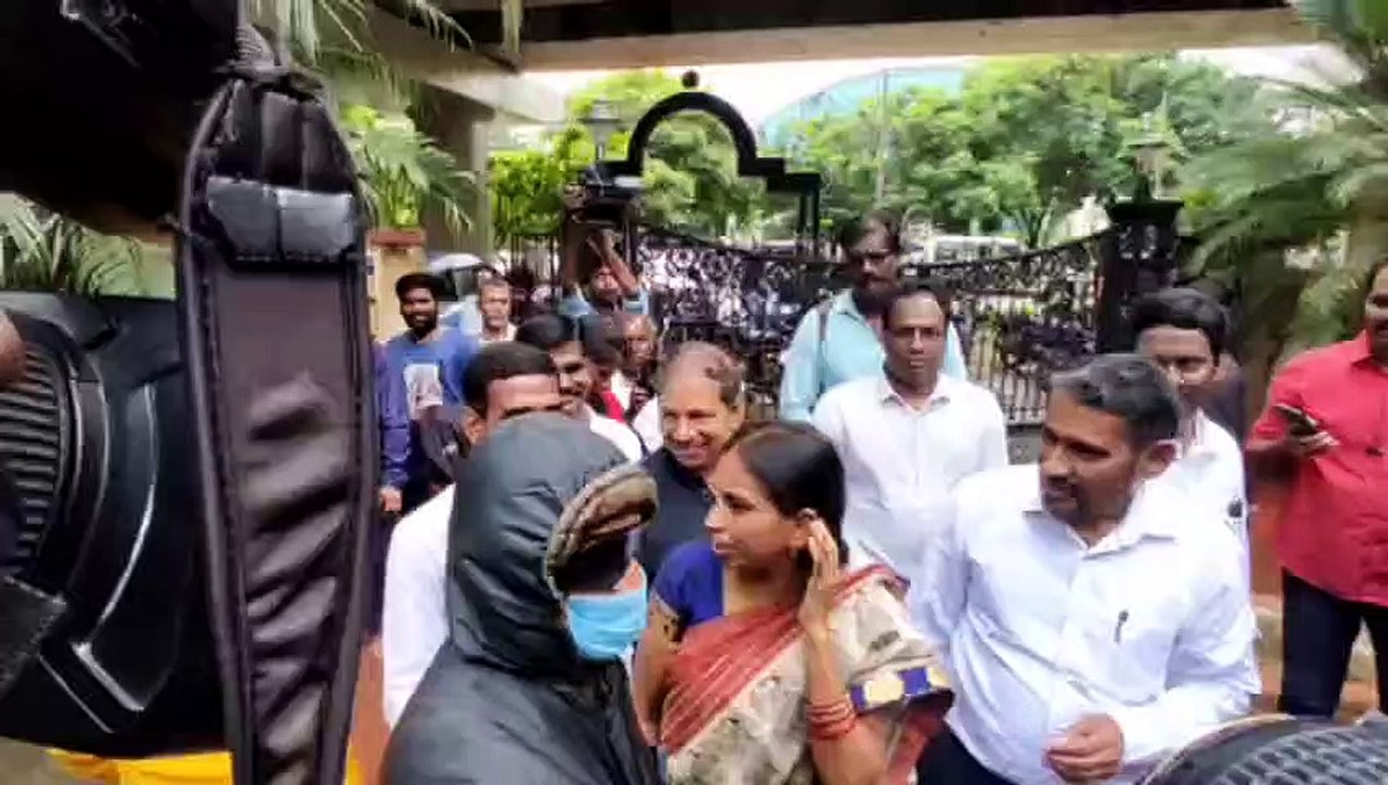 जेल मेें मिली प्रियंका ने पूछा तो पिता की हत्या...