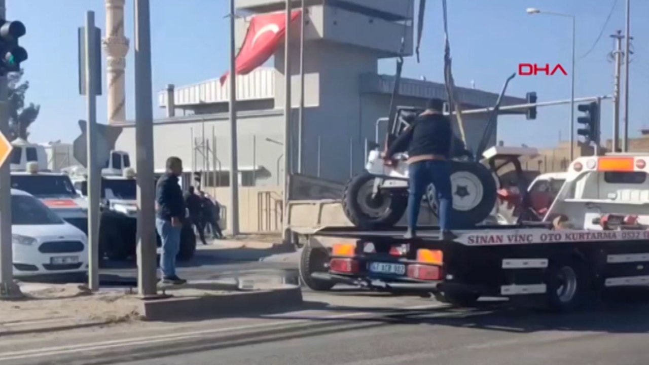 TIR'la çarpışan traktör ikiye ayrıldı