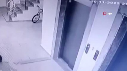 Asansör kenarındaki mermer düştü, küçük çocuk son anda böyle kurtuldu