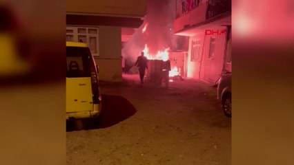 Ev sahibi tarafından kapıya konan eşyalarını yaktı