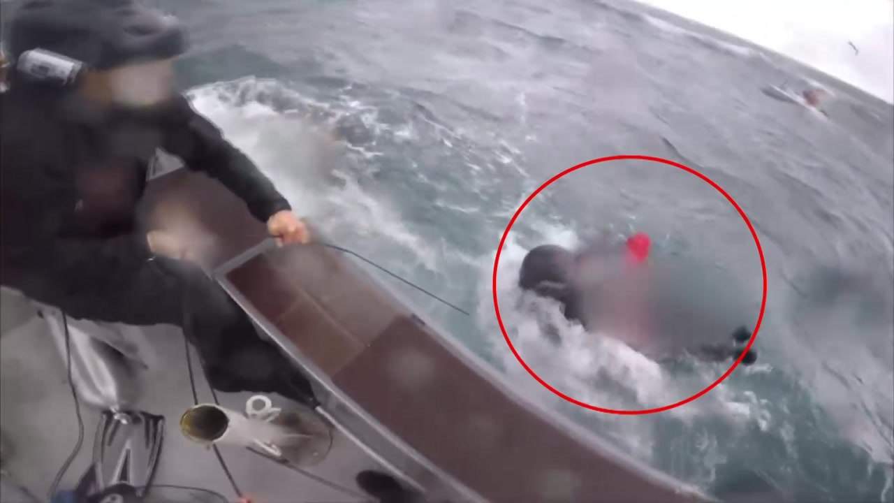 강원도 삼척 궁촌항 앞바다 레저 보트 침수...2명 구조 / YTN