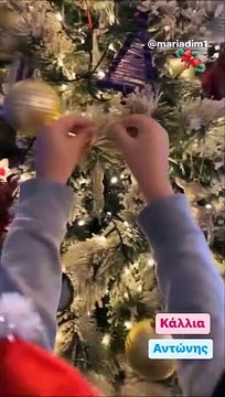 Στέφανος Κωνσταντινίδης: Στόλισε με τα παιδιά του το χριστουγεννιάτικο δέντρο!