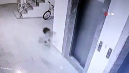 Minik çocuk kıl payı kurtuldu! O anlar kamerada