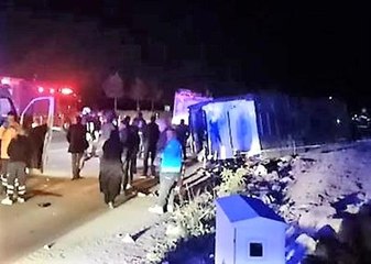 Yolcu otobüsü hafriyat kamyonuyla çarpıştı: 2'si ağır 12 yaralı