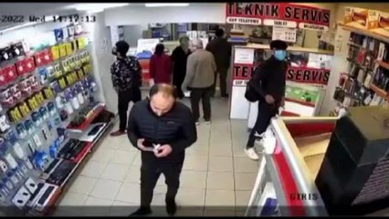 GÜNGÖREN'DE MAĞAZADAN SIRAYLA HIRSIZLIK