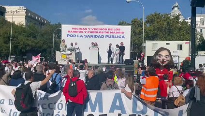 Los manifestantes leen el manifiesto por la sanidad pública en Cibeles