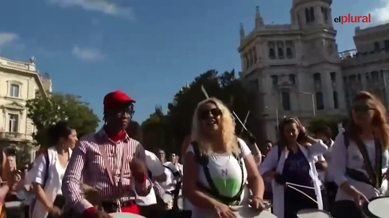 Estremecedor vídeo: manos al cielo y silencio en recuerdo de los ancianos "asesinados" en las residencias de Madrid