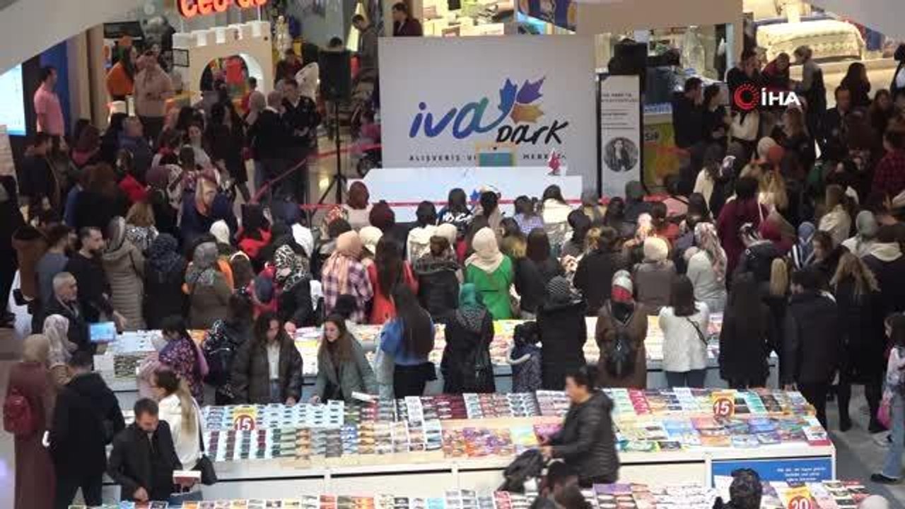 Sivas'ın ilk ve tek alışveriş merkezi İVA PARK AVM'de düzenlenen imza günü yoğun ilgi gördü, gençler kuyruk oluşturdu