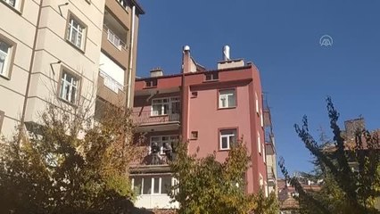 Sıva ustası balkonda korkulukların üzerinde boya yaptı