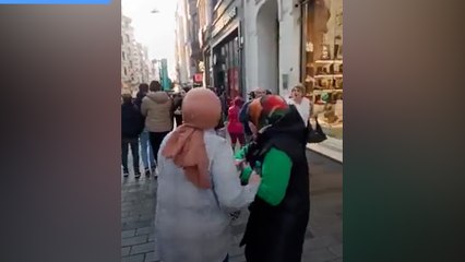 Esplosione a Istanbul: la nuvola di fuoco nel quartiere Taksim