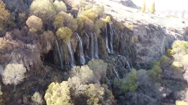 Girlevik Şelalesi sonbaharda ziyaretçilerini ağırlıyor