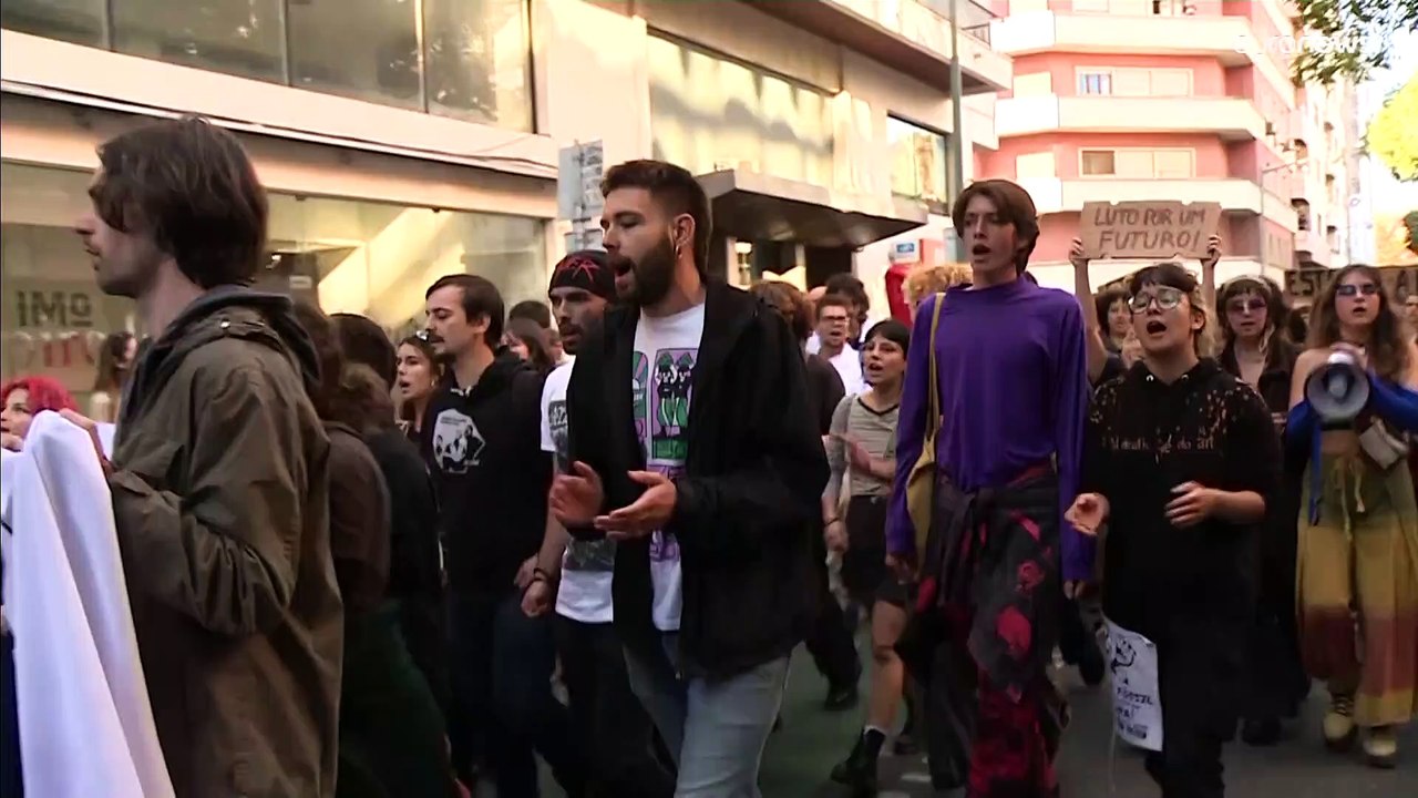 Ativistas ambientais portugueses invadem edifíc...