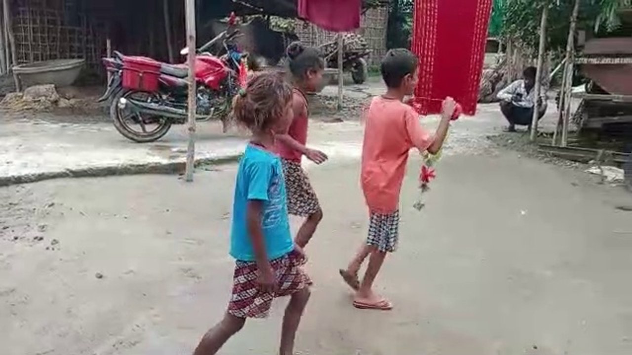 बच्चे छोटे पीएम का स्वागत करते हैं।