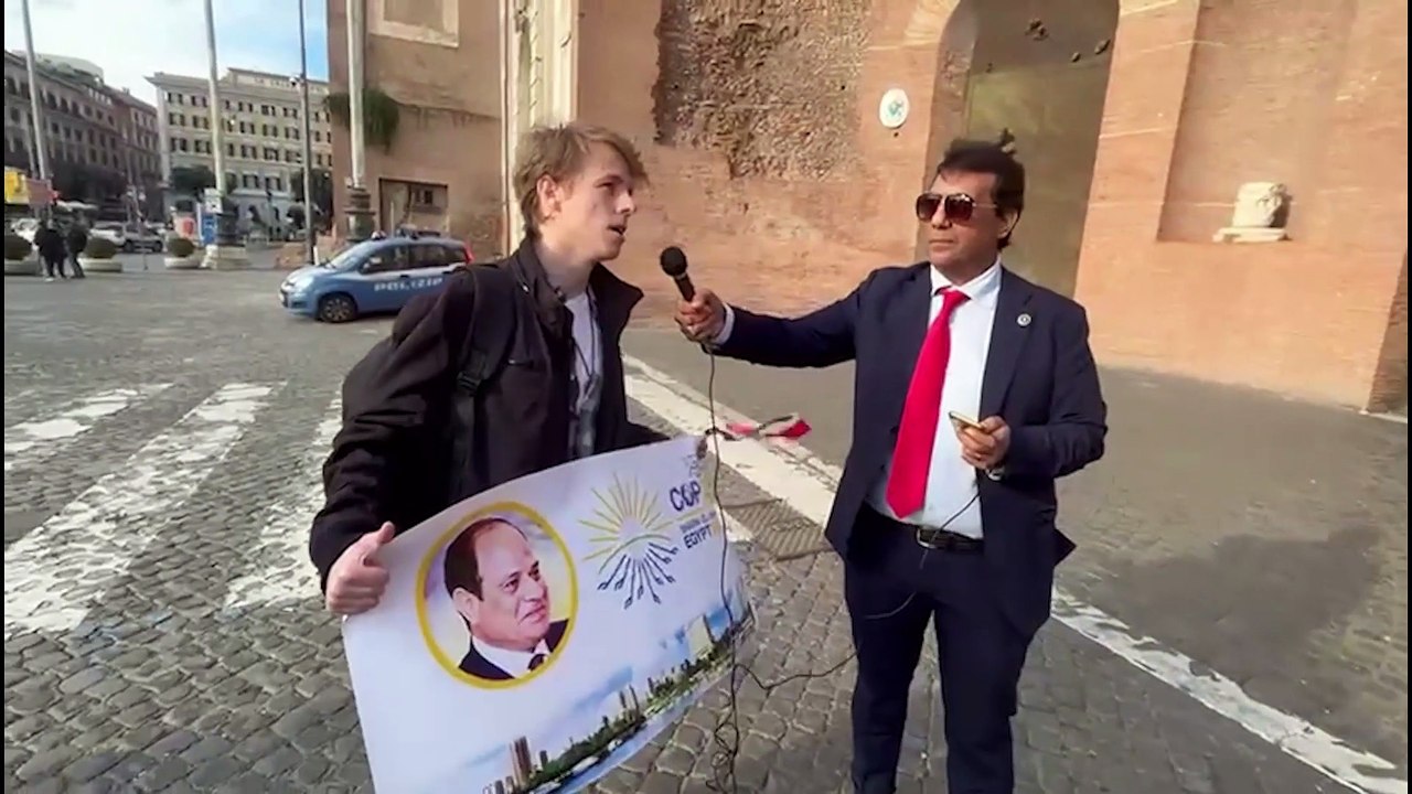 بصور الرئيس السيسي.. وقفة للجالية المصرية فى روما لدعم الدولة المصرية ورفض التدخل الأجنبى