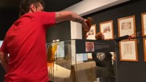 Dos activistas vierten líquido en una vitrina del Museo Egipcio de Barcelona