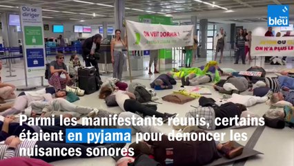 En pyjama à l'aéroport de Nantes-Atlantique, ils dénoncent le non-respect du couvre-feu