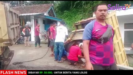 Ditinggal Nolong Pengendara Motor Jatuh, Mobilnya Nyelonong Sendiri Masuk Selokan