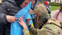 Militari ucraini accolti da eroi nella liberata Kherson