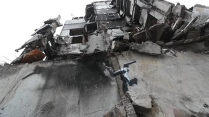Banksy plasma uno de sus grafiti sobre un edificio en ruinas de Ucrania