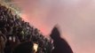 Les supporters d'Anderlecht tirent des feux d'artifice depuis la tribune