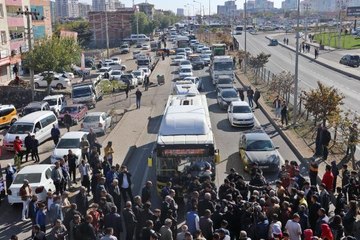 ELEKTRİKLERİ KESİLEN MAHALLELİ, DİYARBAKIR- ELAZIĞ KARAYOLUNU TRAFİĞE KAPATTI