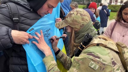 "Wir haben lange gewartet": Bewohner von Cherson feiern die ukrainischen Soldaten