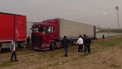 Tribünün yeterli olmadığı sahada taraftarlar maçı tır dorsesinde izledi