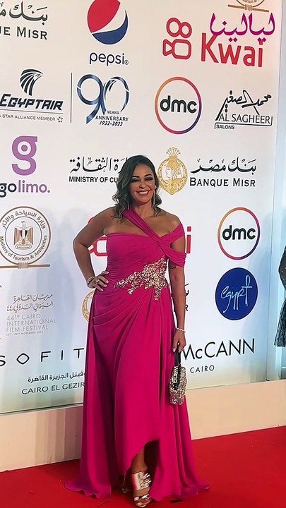 مهرجان القاهرة السينمائي  44-إطلالات النجوم في افتتاح مهرجان القاهرة السينمائي، تألق أمينة خليل بالأبيض والظهور الأول لشيري عادل بعد زواجها ويسرا بفستان أسود