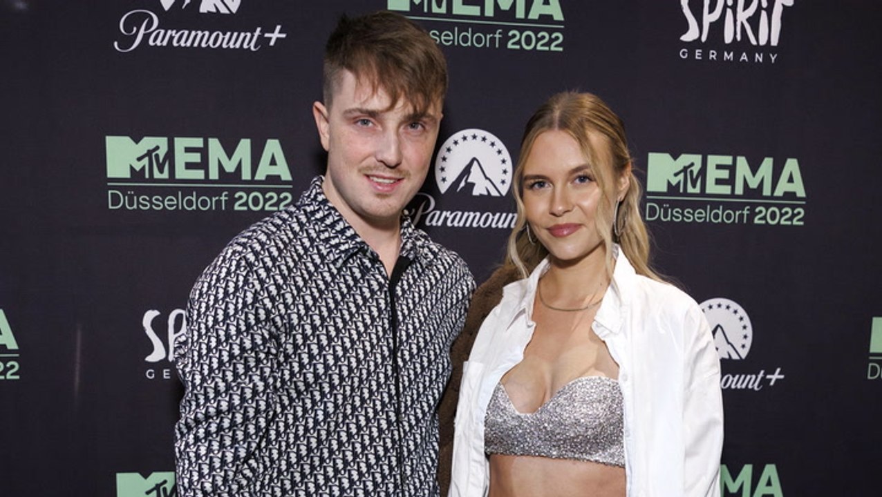 Dagi Bee feiert im Glitzer-BH: Sie lässt tief blicken