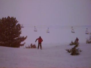 Régis se gamele en miniski