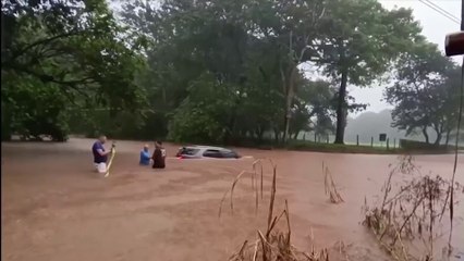 tn7-Familia-tuvo-que-ser-rescatada-tras-quedar-atrapada-por-crecida-del-río-Ostional-131122