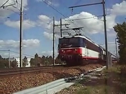 PASSAGE BB 25600 ET VB2N TRANSILIEN RAME 6C A THIVERNAL GRIGNON EN 2004