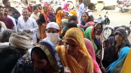 बिना खाद के खेतों में बुवाई करने को मजबूर हो रहे काश्तकार