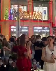 Hot girl Thanh Tâm ra phố đi bộ kêu gọi mọi người ủng hộ đi thi Hoa hậu