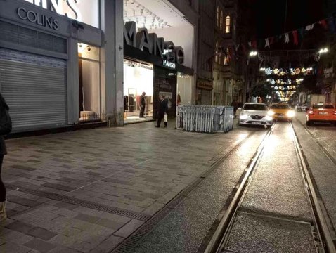 Patlamadan dolayı kapatılan Taksim Meydanı ve İstiklal Caddesi yaya ve araç trafiğine açıldı