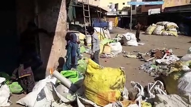 कचरे के ढेर में बीत रहा बचपन, जिम्मेदार बेपरवाह