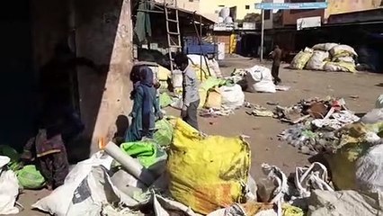 कचरे के ढेर में बीत रहा बचपन, जिम्मेदार बेपरवाह